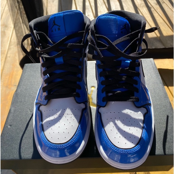 Jordan 1 Mid Signal Blue